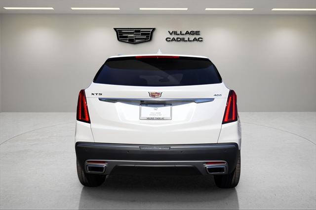 Photo of 2025 Crystal White Tricoat Cadillac XT5