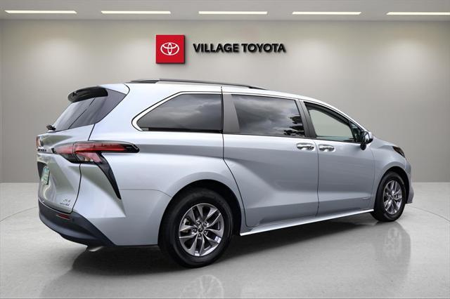 Photo of 2021 Celestial Silver Metallic Toyota Sienna