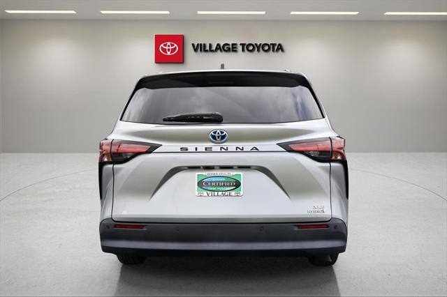 Photo of 2021 Celestial Silver Metallic Toyota Sienna