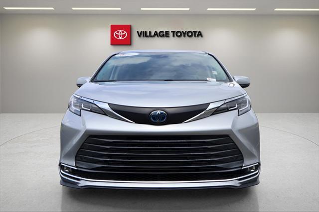 Photo of 2021 Celestial Silver Metallic Toyota Sienna