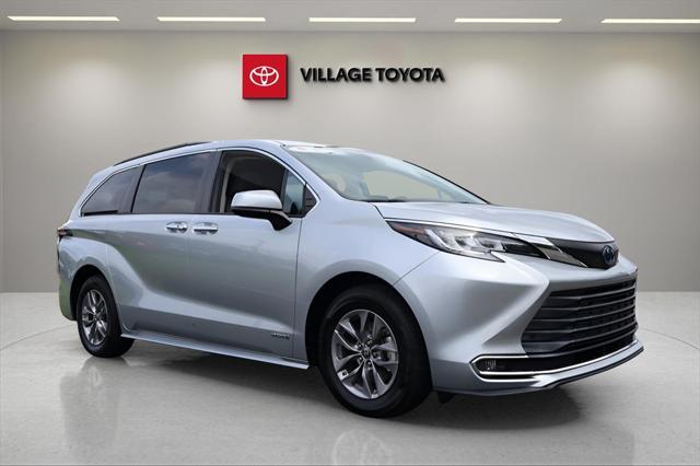 Photo of 2021 Celestial Silver Metallic Toyota Sienna