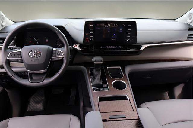 Photo of 2021 Celestial Silver Metallic Toyota Sienna
