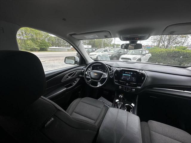 Photo of 2018 Silver Ice Metallic Chevrolet Traverse