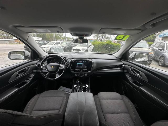 Photo of 2018 Silver Ice Metallic Chevrolet Traverse