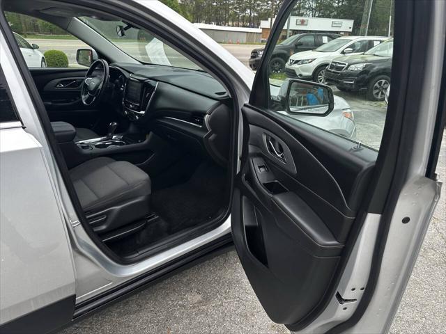 Photo of 2018 Silver Ice Metallic Chevrolet Traverse