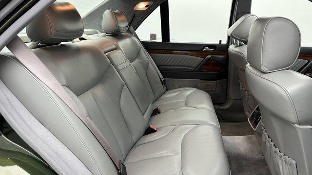 Photo of 1992 GREEN Mercedes-Benz S-Class