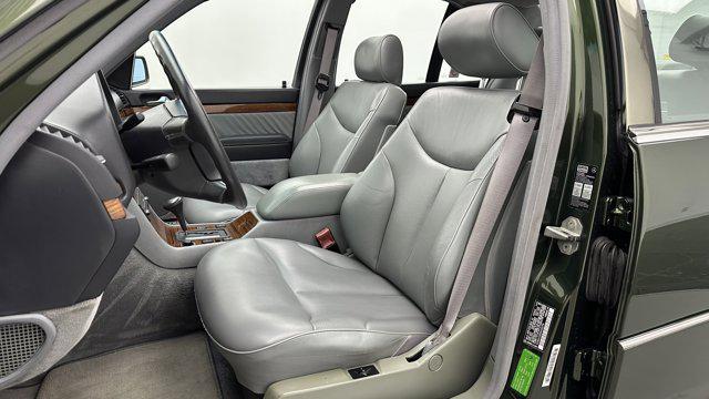 Photo of 1992 GREEN Mercedes-Benz S-Class