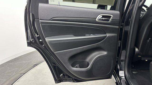 Photo of 2021 Diamond Black Crystal Pearlcoat Jeep Grand Cherokee