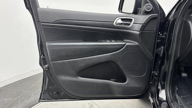 Photo of 2021 Diamond Black Crystal Pearlcoat Jeep Grand Cherokee