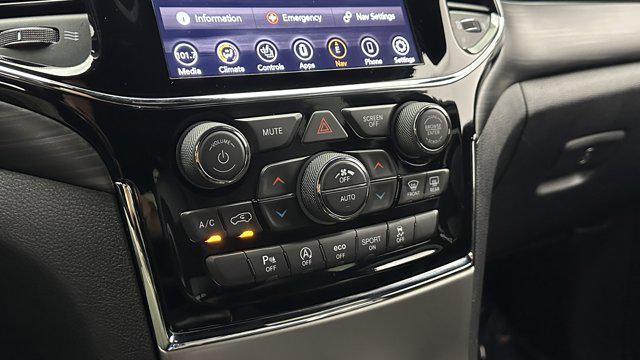 Photo of 2021 Diamond Black Crystal Pearlcoat Jeep Grand Cherokee
