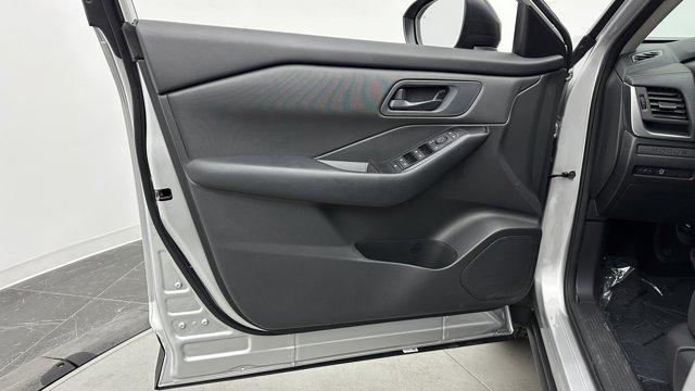 Photo of 2024 Brilliant Silver Metallic Nissan Rogue