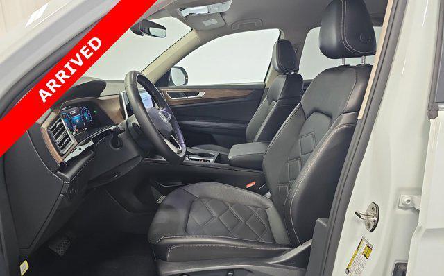 Photo of 2024 Pure White Volkswagen Atlas