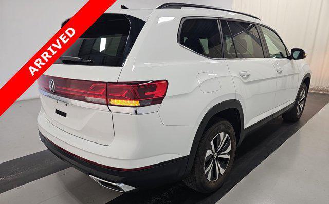 Photo of 2024 Pure White Volkswagen Atlas
