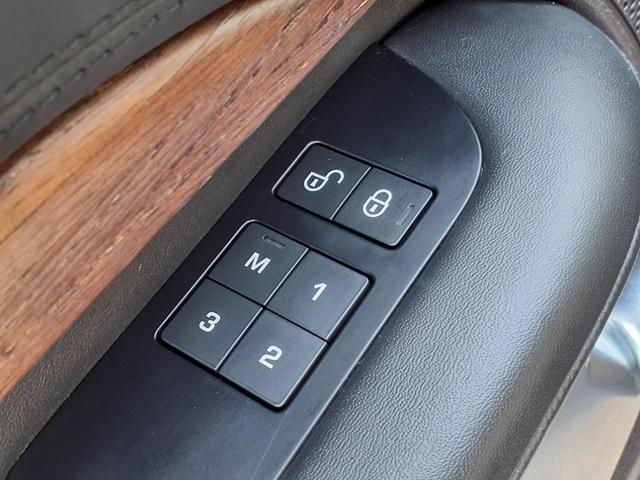 Photo of 2019 Narvik Black Land Rover Discovery