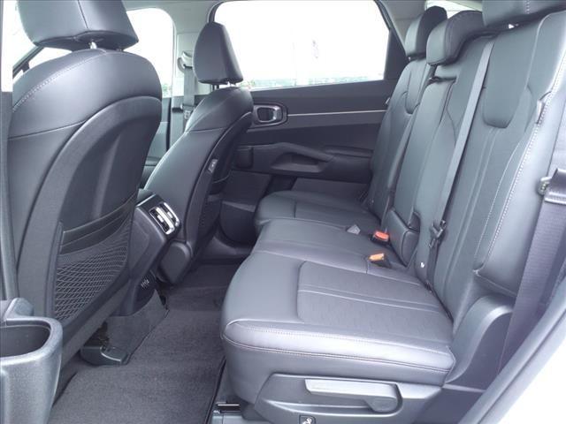 Photo of 2025 Glacial White Pearl Kia Sorento