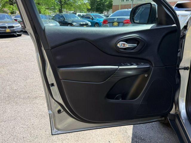 Photo of 2015 Silver Jeep Cherokee