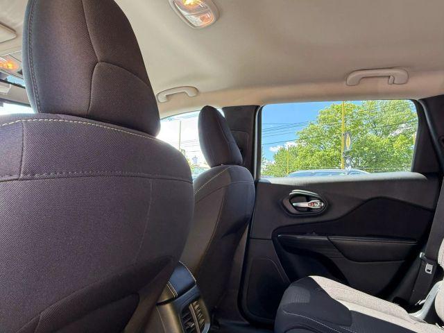 Photo of 2015 Silver Jeep Cherokee