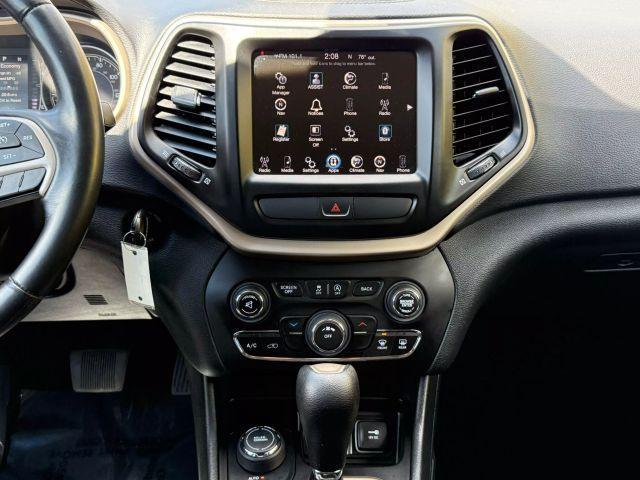 Photo of 2015 Silver Jeep Cherokee