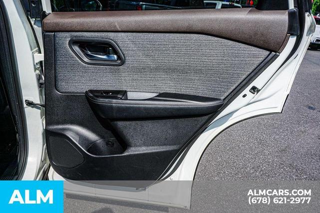 Photo of 2023 White Nissan Rogue