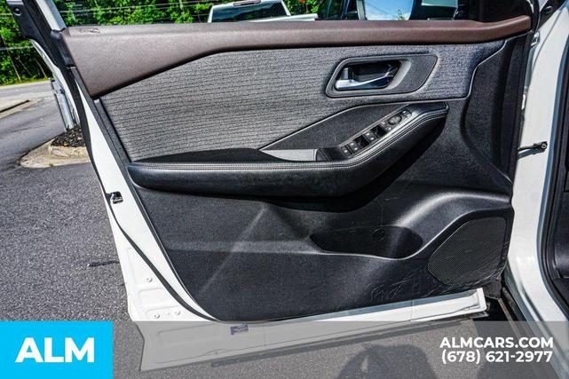 Photo of 2023 White Nissan Rogue