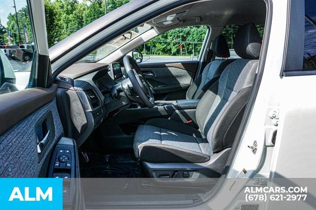 Photo of 2023 White Nissan Rogue