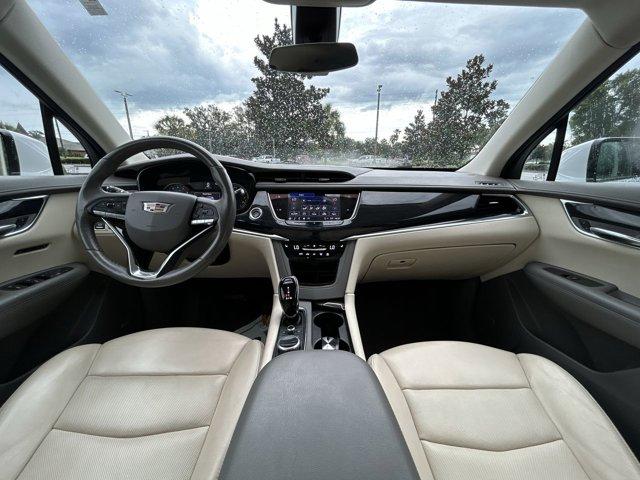 Photo of 2021 Crystal White Tricoat Cadillac XT6