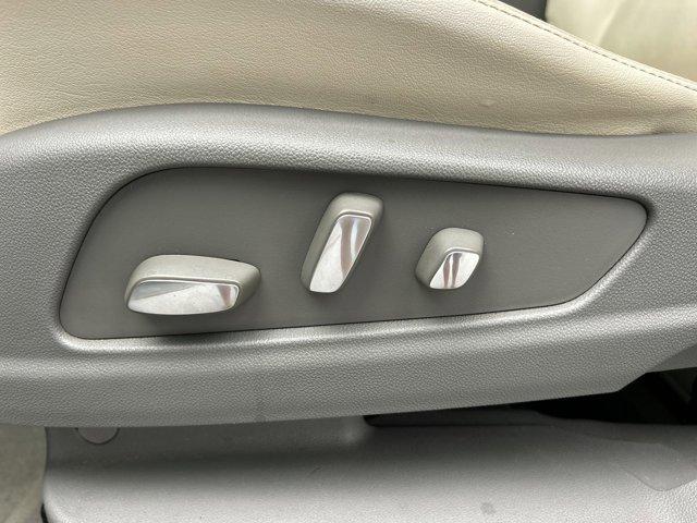 Photo of 2021 Crystal White Tricoat Cadillac XT6