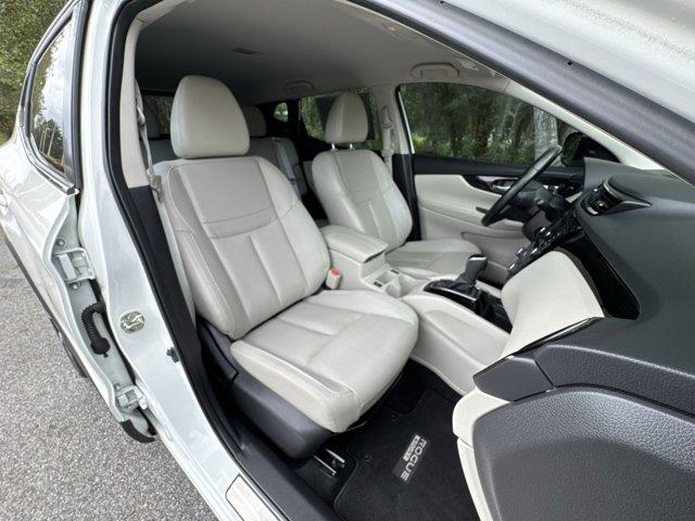 Photo of 2022 Pearl White Tricoat Nissan Rogue Sport