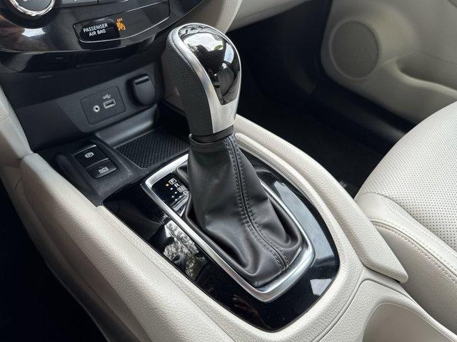 Photo of 2022 Pearl White Tricoat Nissan Rogue Sport