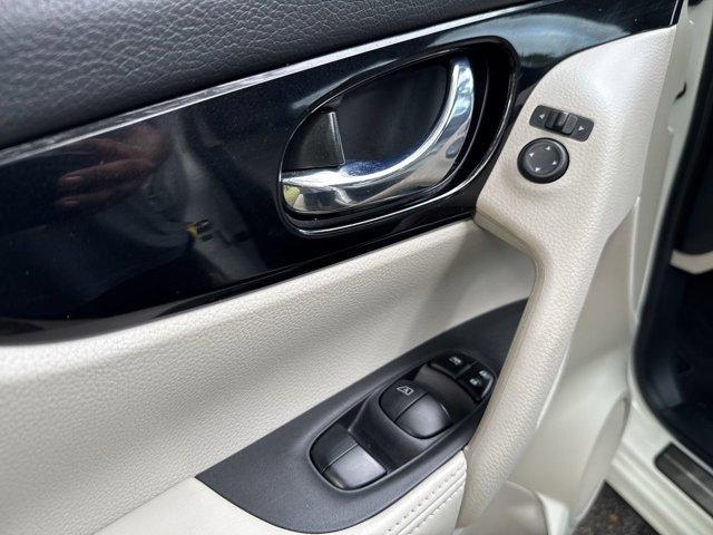 Photo of 2022 Pearl White Tricoat Nissan Rogue Sport