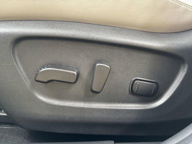 Photo of 2022 Pearl White Tricoat Nissan Rogue Sport