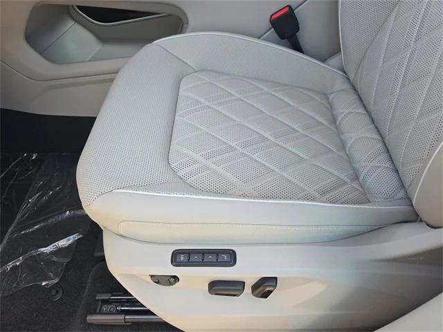 Photo of 2025 Pure Gray Volkswagen Atlas