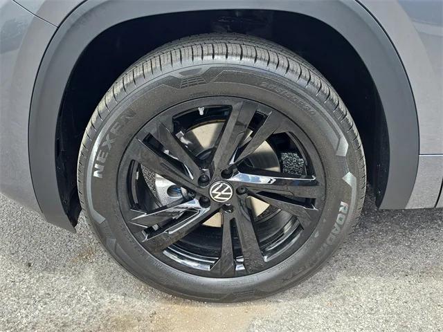 Photo of 2025 Platinum Gray Metallic Volkswagen Atlas Cross Sport