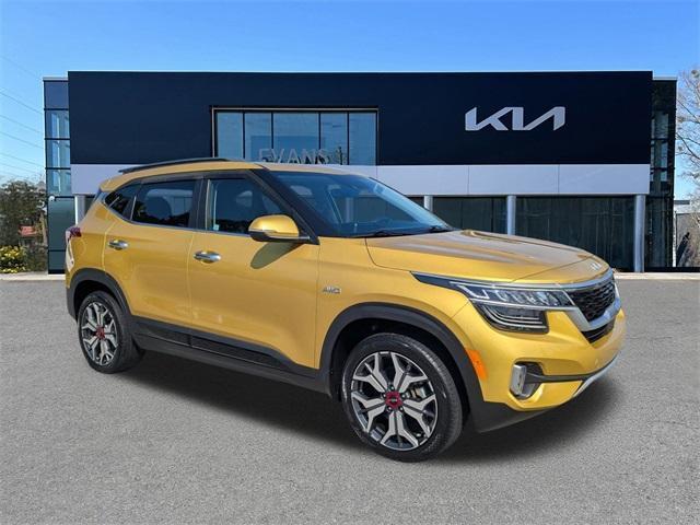 Photo of 2022 Cherry Black Kia Seltos