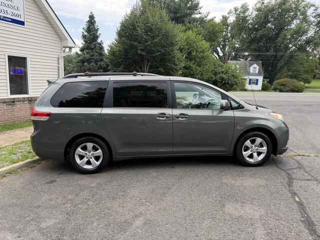 Photo of 2011 Green Toyota Sienna