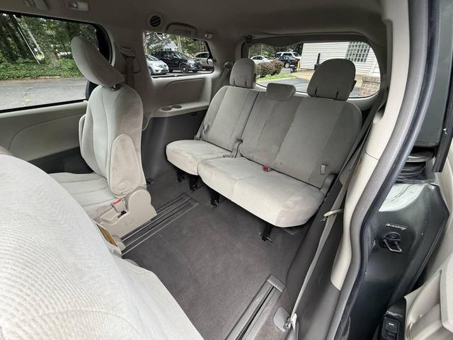 Photo of 2011 Green Toyota Sienna