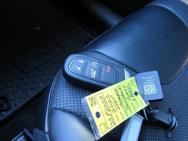 Photo of 2022 Sting Gray Clearcoat Jeep Cherokee