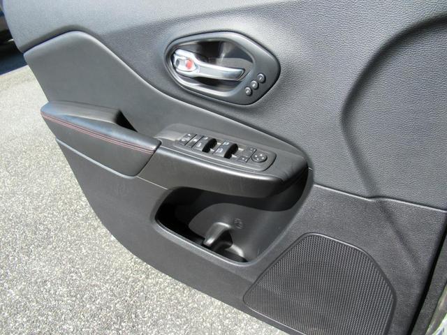 Photo of 2022 Sting Gray Clearcoat Jeep Cherokee