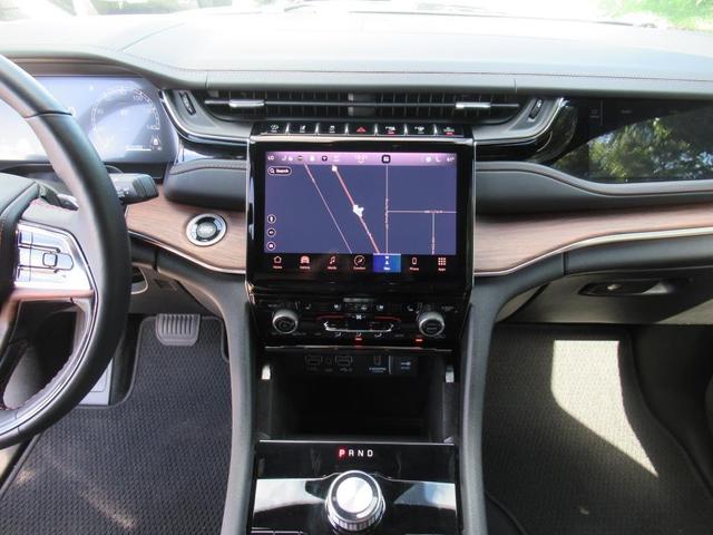 Photo of 2022 Metallic Jeep Grand Cherokee