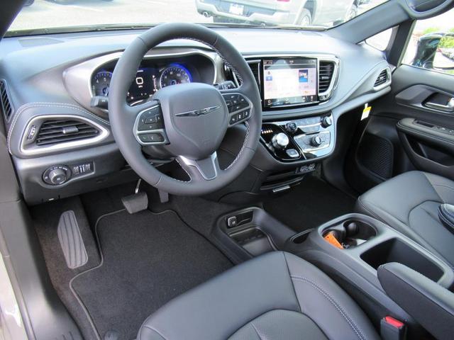 Photo of 2025 Ceramic Gray Clearcoat Chrysler Pacifica