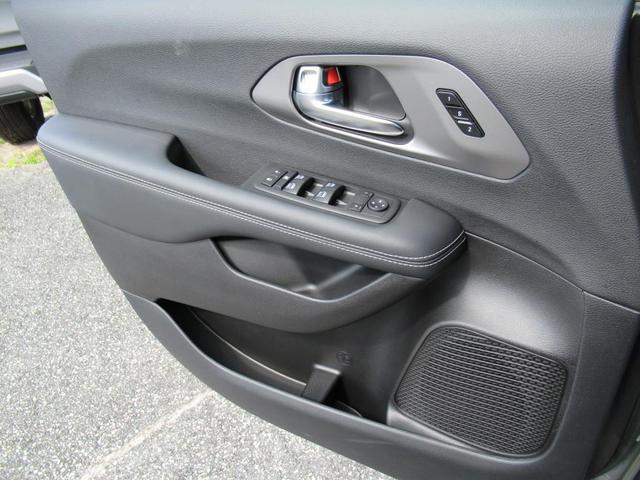Photo of 2025 Ceramic Gray Clearcoat Chrysler Pacifica