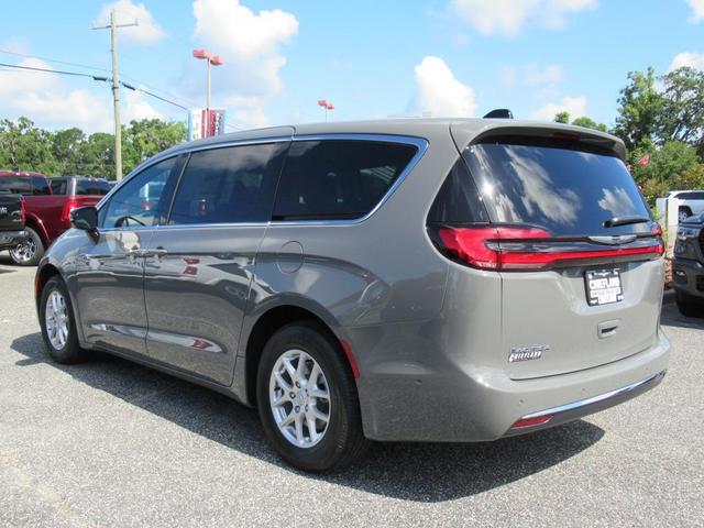Photo of 2025 Ceramic Gray Clearcoat Chrysler Pacifica