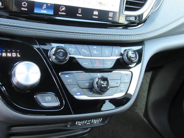 Photo of 2025 Ceramic Gray Clearcoat Chrysler Pacifica
