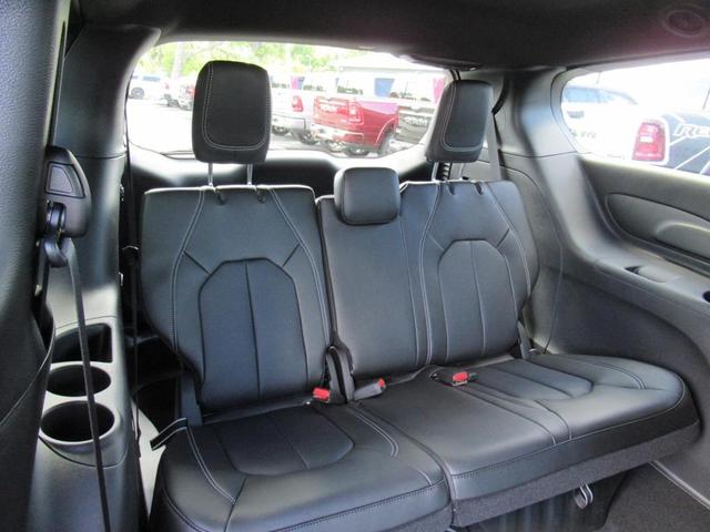 Photo of 2025 Ceramic Gray Clearcoat Chrysler Pacifica
