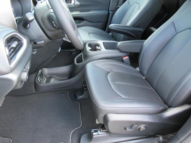 Photo of 2025 Ceramic Gray Clearcoat Chrysler Pacifica