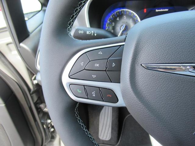 Photo of 2025 Ceramic Gray Clearcoat Chrysler Pacifica