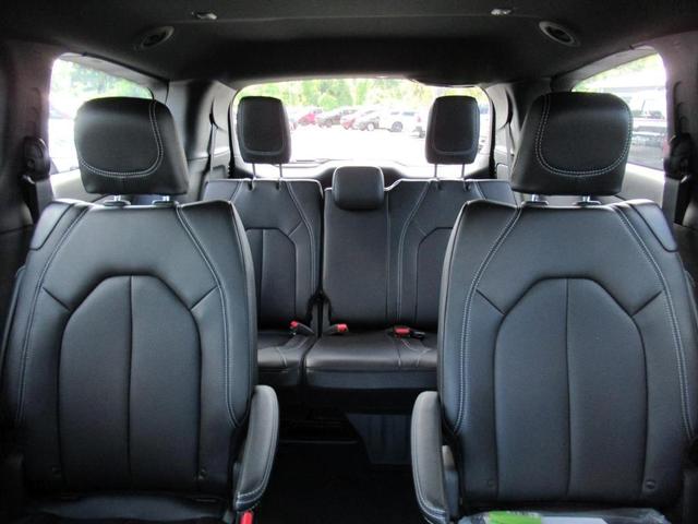 Photo of 2025 Ceramic Gray Clearcoat Chrysler Pacifica