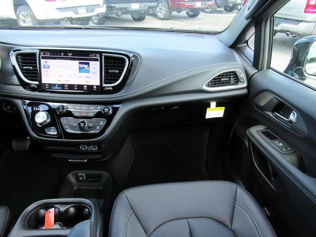 Photo of 2025 Ceramic Gray Clearcoat Chrysler Pacifica