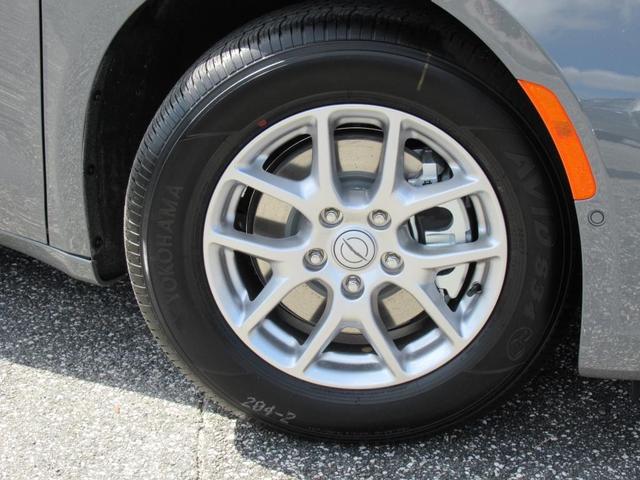Photo of 2025 Ceramic Gray Clearcoat Chrysler Pacifica