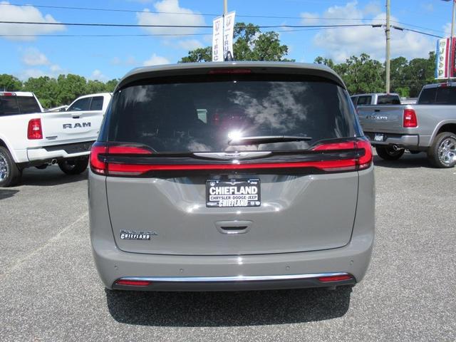 Photo of 2025 Ceramic Gray Clearcoat Chrysler Pacifica